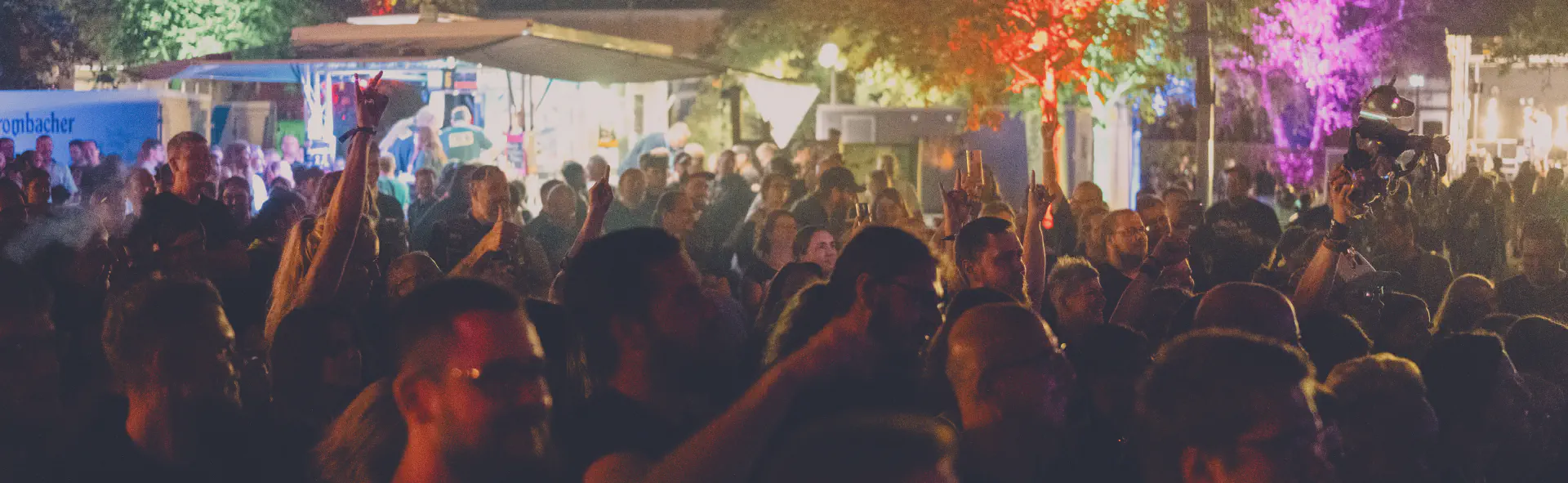 Fröhliches Publikum was die Musik geniesst