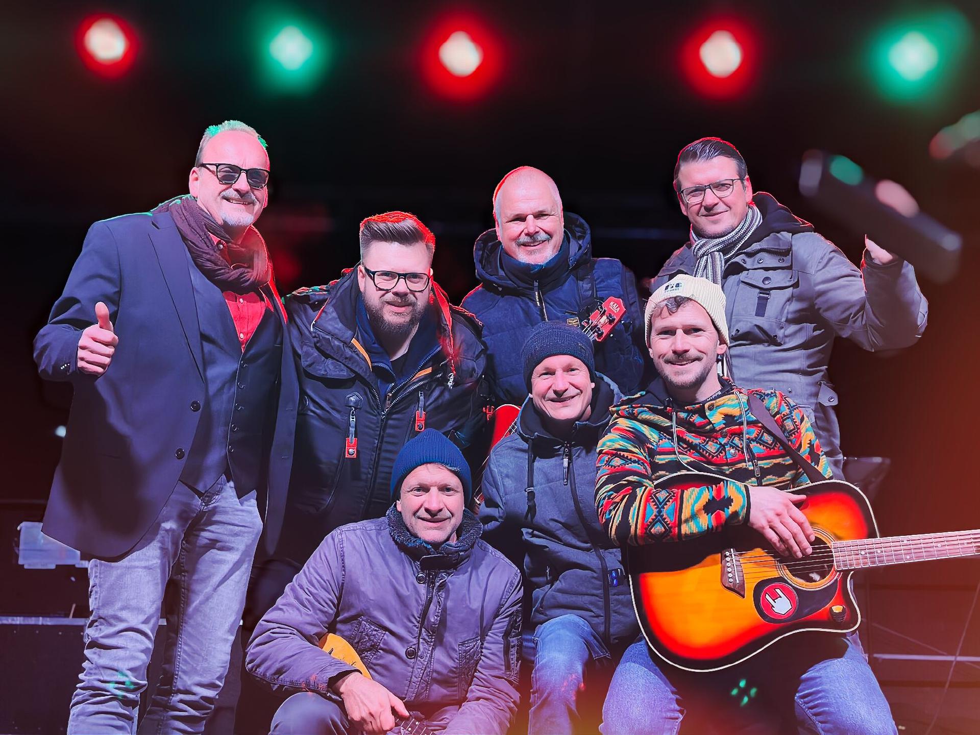 Sieben Musiker auf der Bühne, voller Energie und Freude an der Musik.