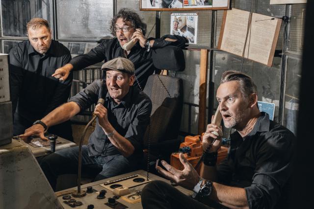 Die vier Musiker der Kapelle scheinen irgend einen Fehler in einem Kontrollraum entdeckt zu haben