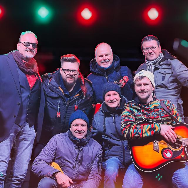 Sieben Musiker auf der Bühne, voller Energie und Freude an der Musik.