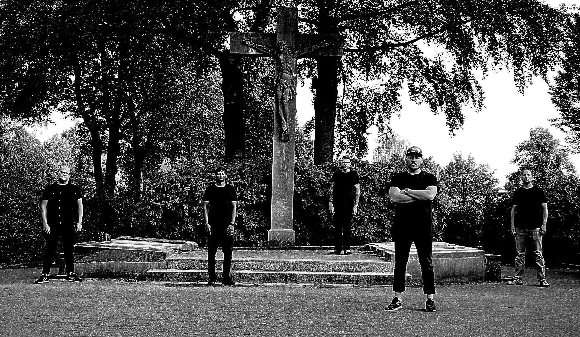 Geile Typen stehen auf nem Friedhof nebeneinander